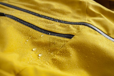 Foto de Tecnología impermeable para ropa de montaña - Imagen libre de derechos