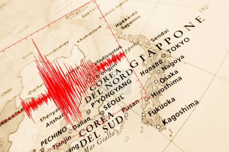 Téléchargez les photos : Red seismic wave over Japan and Korea geographical view - en image libre de droit