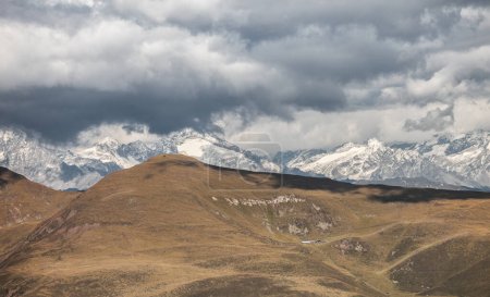Téléchargez les photos : Un pâturage parmi les Alpes à l'automne - en image libre de droit