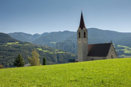 Außenansicht der Architektur der Kirche von Feldthurns im Eisacktal, Italien