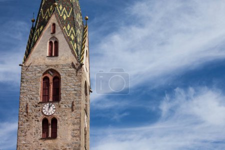 Der bunte Glockenturm der Kirche von Villanders im Eisacktal, Südtirol