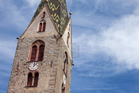 Der bunte Glockenturm der Kirche von Villanders im Eisacktal, Südtirol