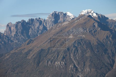 Dolomites vues de la région de Cansiglio, Monte Serva au premier plan