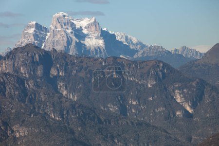 Dolomites vues de la région de Cansiglio, Monte Pelmo au premier plan