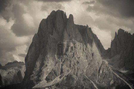 Téléchargez les photos : Côté ouest de Sasso Lungo depuis l'Alpe di Siusi dans les Dolomites - en image libre de droit