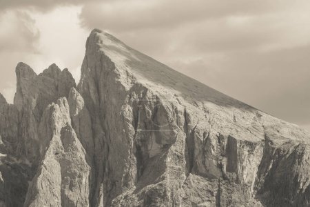 Téléchargez les photos : Le côté ouest de Sasso Lungo ans Sasso Piatto montent de la région de l'Alpe di Siusi dans les Dolomites - en image libre de droit