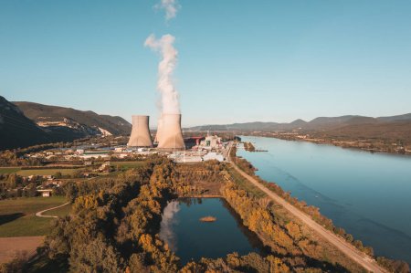 Téléchargez les photos : Vue aérienne de la centrale nucléaire Cruas sur le fleuve Rhône - en image libre de droit