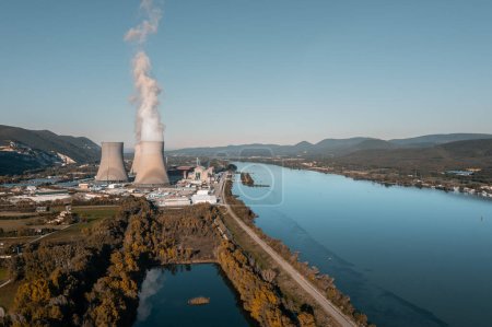 Téléchargez les photos : Vue aérienne de la centrale nucléaire Cruas sur le fleuve Rhône - en image libre de droit