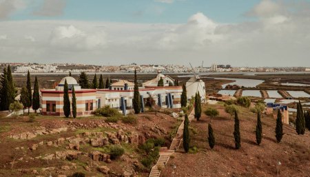 Téléchargez les photos : Vue sur la montagne Revelim de Santo Antonio à Castro Marim Faro Portugal - en image libre de droit