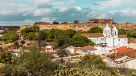Téléchargez les photos : Vue sur l'église principale de Castro Marim et le mur du château de Faro Portugal - en image libre de droit