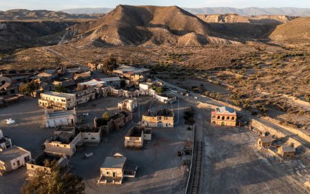 Foto de Drone vista de la ciudad occidental de Fort Bravo en el desierto de Tabernas Andalucía - Imagen libre de derechos