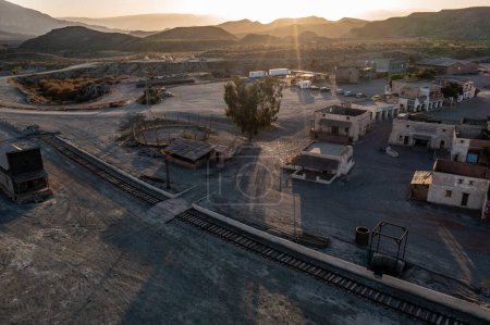 Téléchargez les photos : Vue par drone de la ville occidentale Fort Bravo dans le désert de Tabernas Andalousie - en image libre de droit