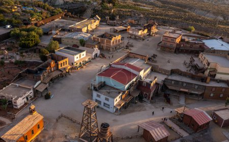 Foto de Drone vista de la ciudad occidental mini Hollywood en el desierto de Tabernas - Imagen libre de derechos