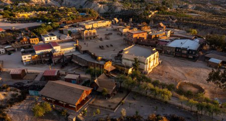 Foto de Drone vista de la ciudad occidental mini Hollywood en el desierto de Tabernas - Imagen libre de derechos