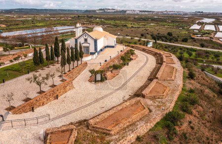 Téléchargez les photos : Vue aérienne de la montagne Revelim de Santo Antonio à Castro Marim Faro Portugal - en image libre de droit