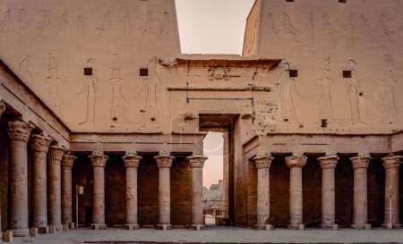 Téléchargez les photos : Vue Deatail du temple d'Edfu en Egypte - en image libre de droit