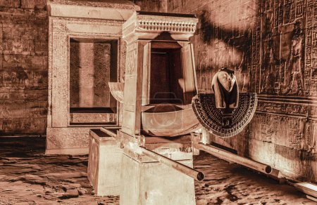 Téléchargez les photos : Écorce sainte dans le temple d'Edfu - en image libre de droit