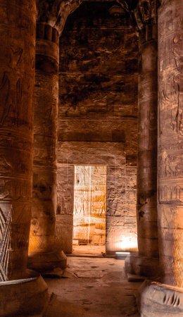 Téléchargez les photos : Vue Deatail du temple d'Edfu en Egypte - en image libre de droit
