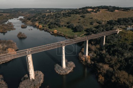 Téléchargez les photos : Ancien pont ferroviaire sur la vallée du fleuve Guadiana à Serpa Portugal - en image libre de droit
