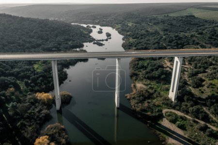 Téléchargez les photos : Vue par drone de la vallée du fleuve Guadiana avec pont IP8 à Serpa Portugal - en image libre de droit