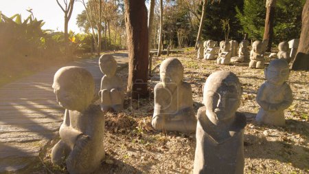 Téléchargez les photos : Figures de moine en pierre dans Bacalhoa Bouddha Eden jardin oriental au Portugal - en image libre de droit