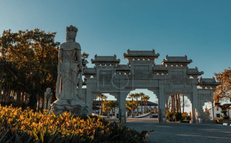 Foto de Paisaje en el jardín oriental Bacalhoa Buddha Eden Park con la puerta china en Portugal - Imagen libre de derechos