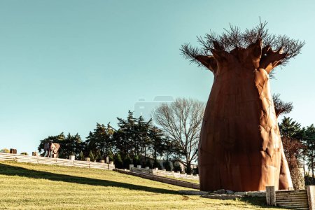 Téléchargez les photos : Jardin africain de sculptures dans le parc paysager oriental Bacalhoa Buddha Eden au Portugal - en image libre de droit