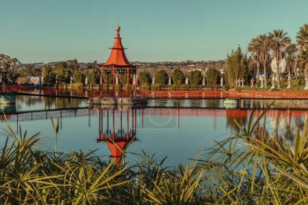 Landschaft im Orientalischen Garten Bacalhoa Buddha Eden Park mit dem Großen See in Portugal