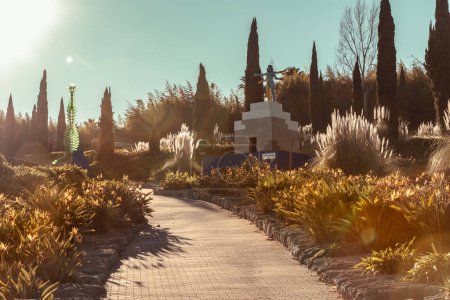 Téléchargez les photos : Belle diversité végétale et sculptures d'art dans le parc paysager oriental Bacalhoa Buddha Eden au Portugal - en image libre de droit
