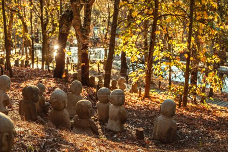 Landschaft im Orientalischen Garten Bacalhoa Buddha Eden Park mit Mönchsfiguren in Portugal