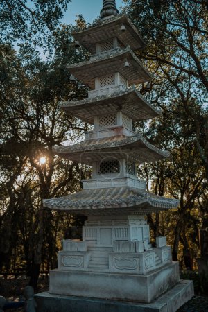 Téléchargez les photos : Pagodas dans le jardin oriental Bacalhoa Buddha Eden au Portugal - en image libre de droit