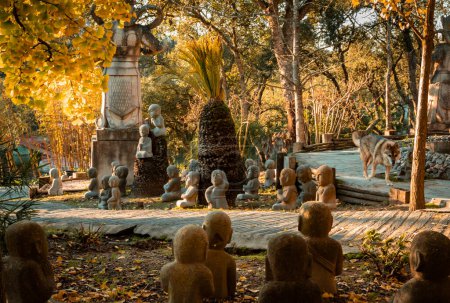 Téléchargez les photos : Paysage dans le jardin oriental Bacalhoa Buddha Eden Park avec des figures de pierre de moine au Portugal - en image libre de droit