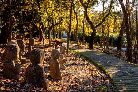 Landschaft im Orientalischen Garten Bacalhoa Buddha Eden Park mit Mönchsfiguren in Portugal