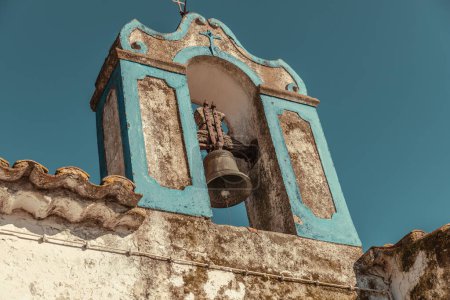 Detailansicht der Kirche Sao Luiz mit blauem Himmelshintergrund in Montemor o Novo Alentejo (automatische Übersetzung)