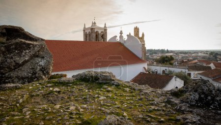 Vue sur le toit de l'église Santa Maria dans la ville de Serpa dans la région de l'Alentejo, Portugal voyages culturels curiosités et visites de la ville