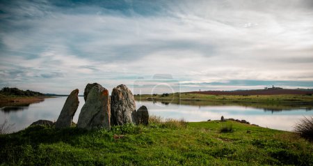 Paisaje del lago Alqueva con dólmenes megalíticos en Alentejo Portugal turismo rural