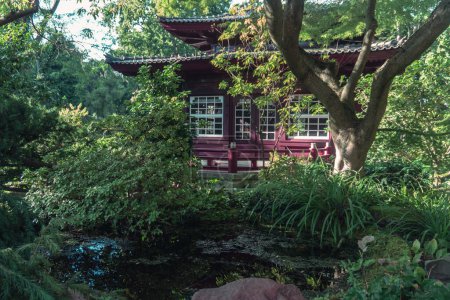Landschaft im Japanischen Garten im Carl Duisberg Park auf dem Industriegelände Chempark Leverkusen