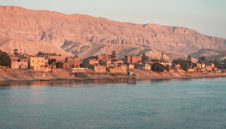 Blick auf Wohngebiet am Ufer des Nils, Reisen Ägypten Nilkreuzfahrt
