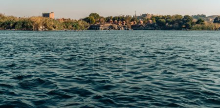 Téléchargez les photos : Paysage de la rive du Nil vert avec cimetière fatimide en arrière-plan près d'Assouan, Voyage Egypte Croisière sur le Nil - en image libre de droit