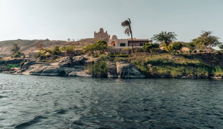 Paysage de l'oasis de la rive du Nil avec le mausolée de l'Aga Khan n arrière-plan