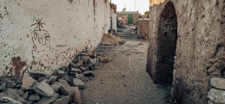 Rue dans un village nubien près de Assouan Egypte Afrique