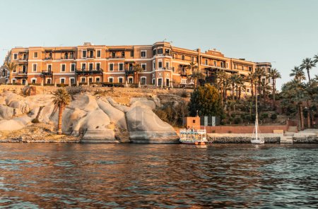 Foto de Governorate Aswan Egypt enero 2024: Old Cataract Hotel en Asuán, Viaje a Egipto Crucero por el Nilo - Imagen libre de derechos