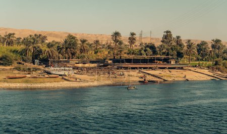 Téléchargez les photos : Constructeur de bateaux sur les rives du Nil en Egypte - en image libre de droit