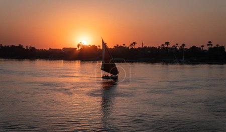 Feluccas veleros en el Nilo al atardecer