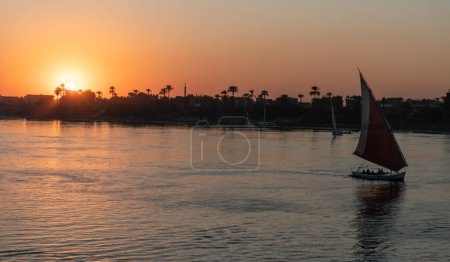 Feluccas voiliers sur le Nil au coucher du soleil
