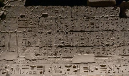 Hieroglyphic wall in Karnak Templ