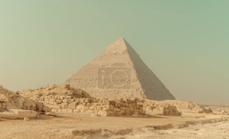 Téléchargez les photos : Pyramides de Gizeh dans la lumière brumeuse dorée du matin - en image libre de droit