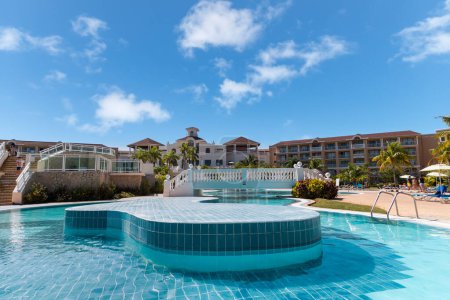 Foto de 20 de febrero 2023. Iberostar Laguna Azul famoso hotel y resort de Varadero, Cuba.Vista de hermosas y lujosas piscinas. La gente relajándose y disfrutando de sus vacaciones. - Imagen libre de derechos