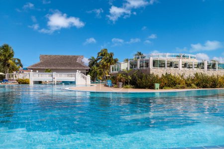 Foto de 20 de febrero 2023. Iberostar Laguna Azul famoso hotel y resort de Varadero, Cuba.Vista de hermosas y lujosas piscinas. La gente relajándose y disfrutando de sus vacaciones. - Imagen libre de derechos