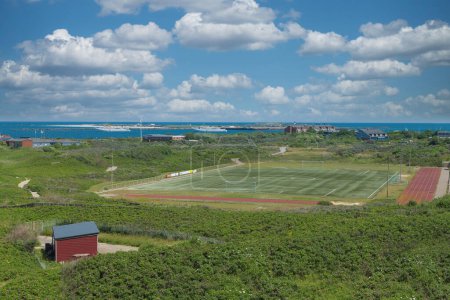 Vista del campo de fútbol en la isla de Heligoland. Alemania.